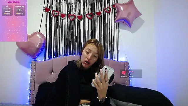 Snapshot of emily_cooper_pym chatting on February 17, 1:18 pm emily cooper pym online show from February 17, 1:18 pm