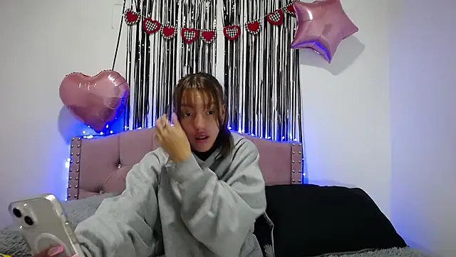 Snapshot of emily_cooper_pym chatting on February 18, 12:34 pm emily cooper pym online show from February 18, 12:34 pm