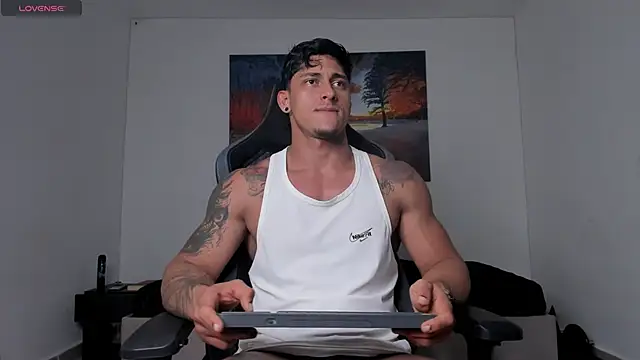 ryanwhite3 online show from April 15, 11:38 pm