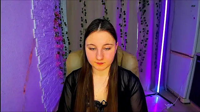 Snapshot of EvaxCharm chatting on February 11, 7:24 am EvaxCharm online show from February 11, 7:24 am