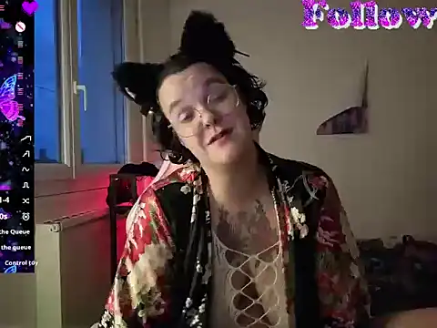 lunatigre4 online show from April 22, 7:15 pm