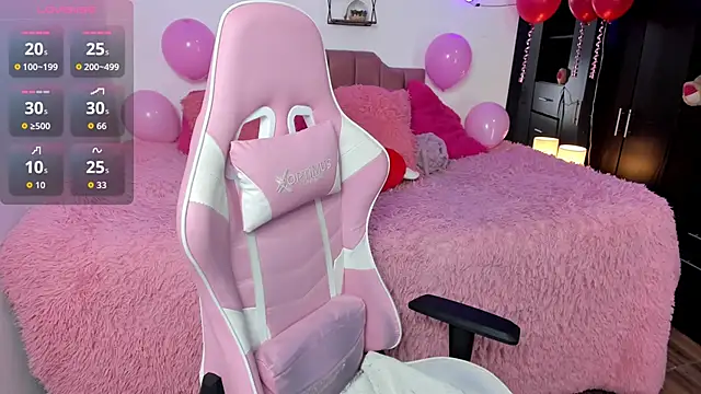 Snapshot of SiennaBloom chatting on February 12, 10:43 am SiennaBloom online show from February 12, 10:43 am