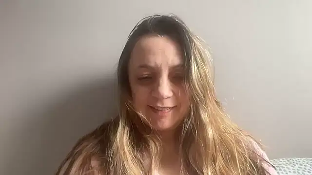 Snapshot of ShyFlameLive chatting on May 2, 12:32 pm ShyFlameLive online show from May 2, 12:32 pm