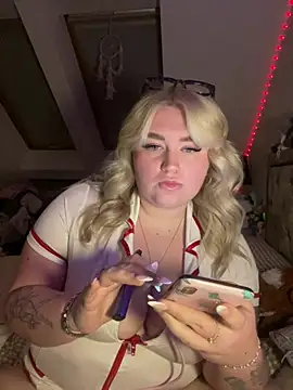 Snapshot of TwoWayT_xx chatting on March 2, 7:10 pm TwoWayT xx online show from March 2, 7:10 pm