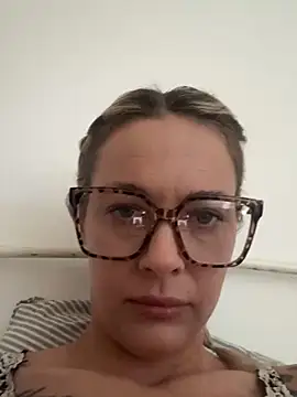 Snapshot of SophieSchmidt chatting on February 17, 12:01 pm SophieSchmidt online show from February 17, 12:01 pm