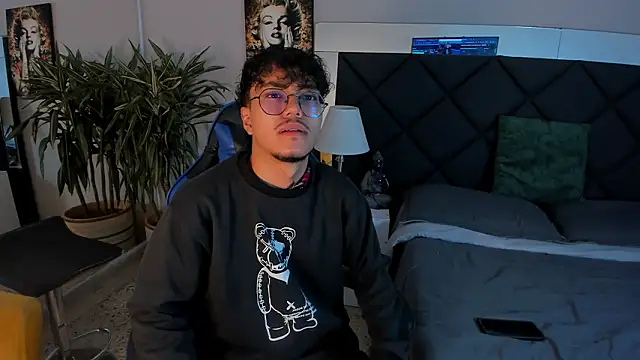 Snapshot of kai_storn chatting on February 21, 11:33 am kai storn online show from February 21, 11:33 am