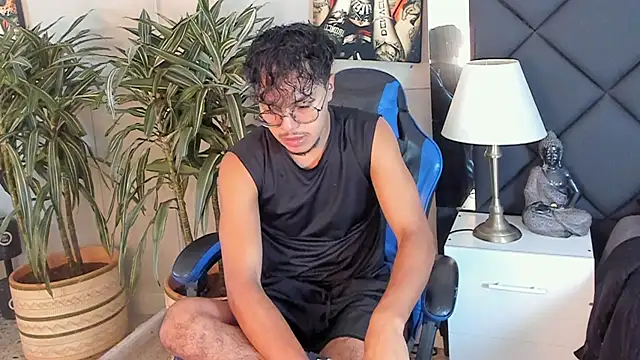 Snapshot of kai_storn chatting on April 15, 11:17 am kai storn online show from April 15, 11:17 am
