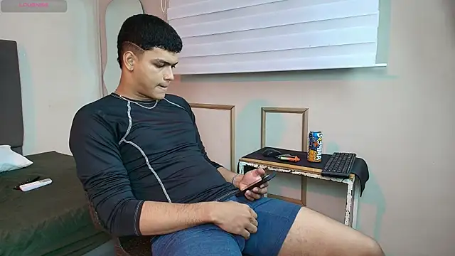 Snapshot of Keinner_BigDick chatting on July 28, 10:53 pm Keinner BigDick online show from July 28, 10:53 pm