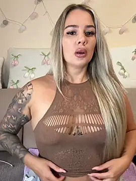 Snapshot of sexybatwomen33 chatting on May 8, 7:57 am sexybatwomen33 online show from May 8, 7:57 am
