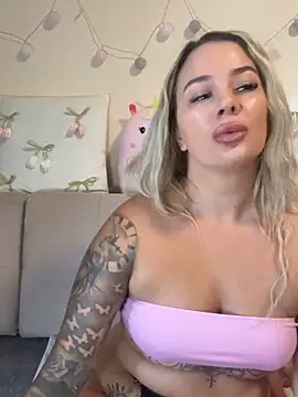 Snapshot of sexybatwomen33 chatting on June 11, 6:22 am sexybatwomen33 online show from June 11, 6:22 am