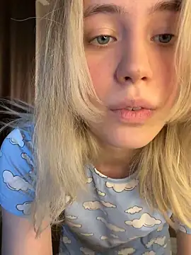 LovelyMiu online show from February 1, 2:15 pm