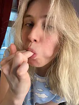 LovelyMiu online show from February 4, 2:01 pm