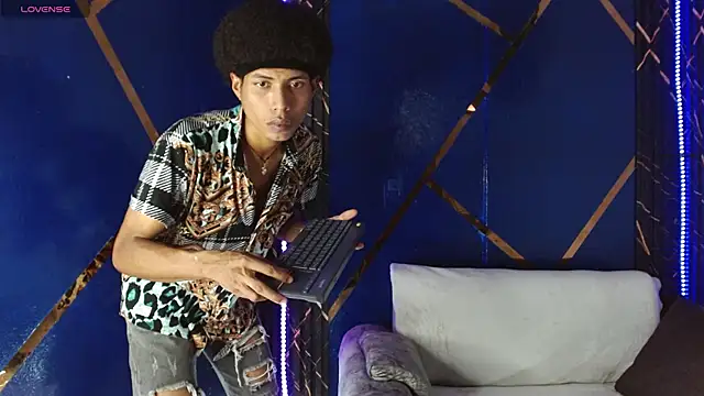 Snapshot of Walkers05 chatting on April 30, 5:19 pm Walkers05 online show from April 30, 5:19 pm