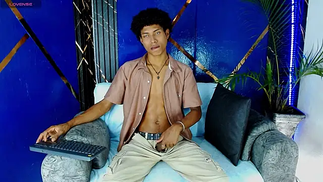 Snapshot of Walkers05 chatting on May 13, 5:10 pm Walkers05 online show from May 13, 5:10 pm