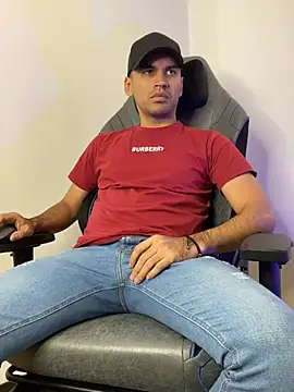 Snapshot of HAMILTONG12 chatting on February 17, 10:49 pm HAMILTONG12 online show from February 17, 10:49 pm