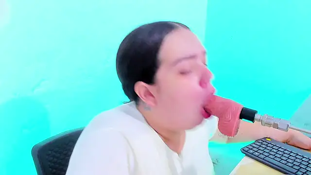 Snapshot of Emely_pregnantt chatting on February 3, 10:37 pm Emely pregnantt online show from February 3, 10:37 pm