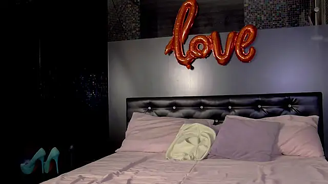 Snapshot of EileenElfie chatting on February 27, 3:39 am EileenElfie online show from February 27, 3:39 am