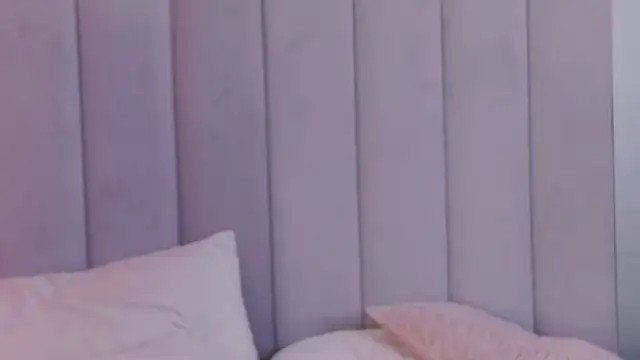 Snapshot of EileenElfie chatting on March 2, 5:19 am EileenElfie online show from March 2, 5:19 am