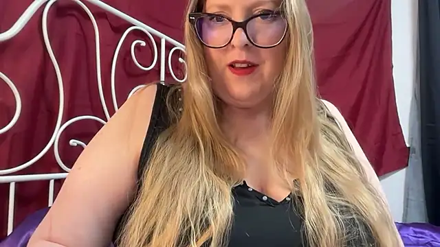 Snapshot of MissCharlotteXx chatting on April 10, 1:49 pm MissCharlotteXx online show from April 10, 1:49 pm