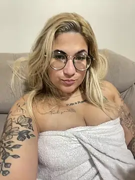 Snapshot of esposatattoo chatting on February 21, 12:55 am esposatattoo online show from February 21, 12:55 am