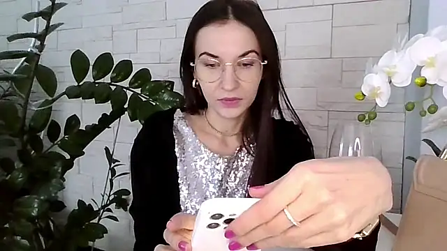 Snapshot of JuliaLovely chatting on February 17, 2:35 pm JuliaLovely online show from February 17, 2:35 pm