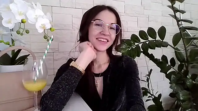 Snapshot of JuliaLovely chatting on February 19, 2:46 pm JuliaLovely online show from February 19, 2:46 pm