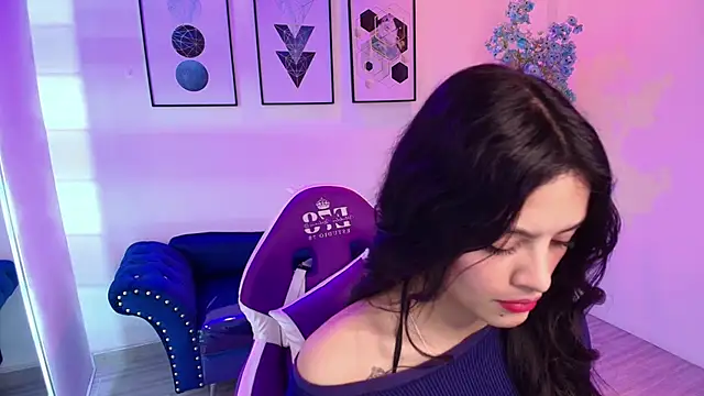 Snapshot of Maddie_T18 chatting on April 29, 11:25 am Maddie T18 online show from April 29, 11:25 am