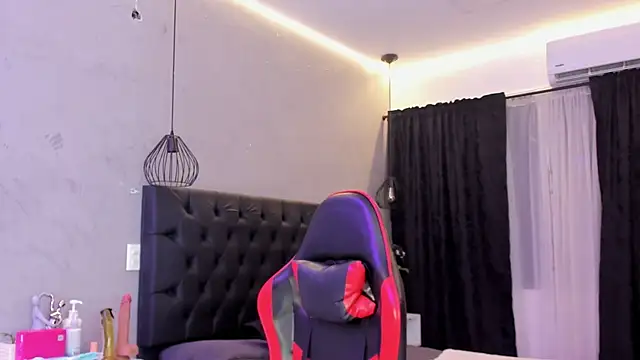 Snapshot of naomi__blair chatting on July 17, 3:24 am naomi blair online show from July 17, 3:24 am