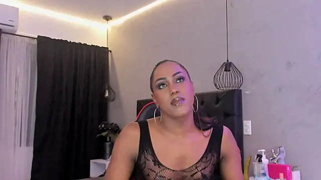 Snapshot of naomi__blair chatting on July 23, 3:37 am naomi blair online show from July 23, 3:37 am
