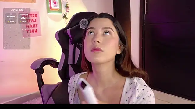 emicute  online show from February 13, 2:57 pm