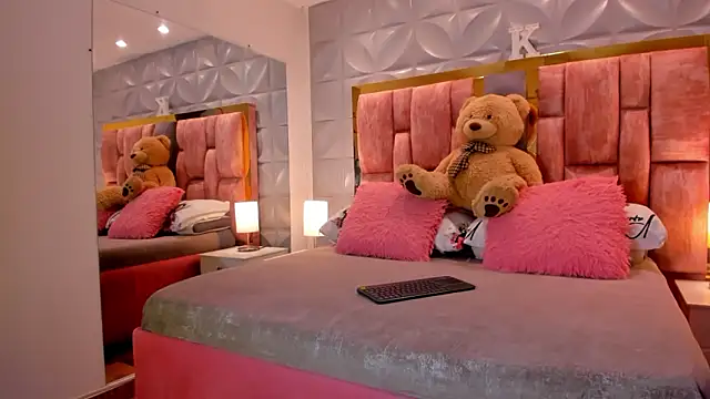 Snapshot of Paris_Velvet chatting on February 3, 10:04 pm Paris Velvet online show from February 3, 10:04 pm