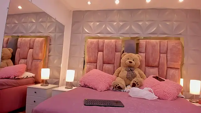 Paris Velvet online show from March 25, 11:11 pm