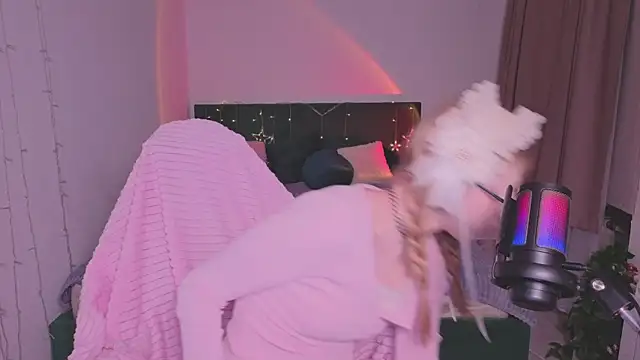 Snapshot of alicedews chatting on February 9, 9:41 pm alicedews online show from February 9, 9:41 pm