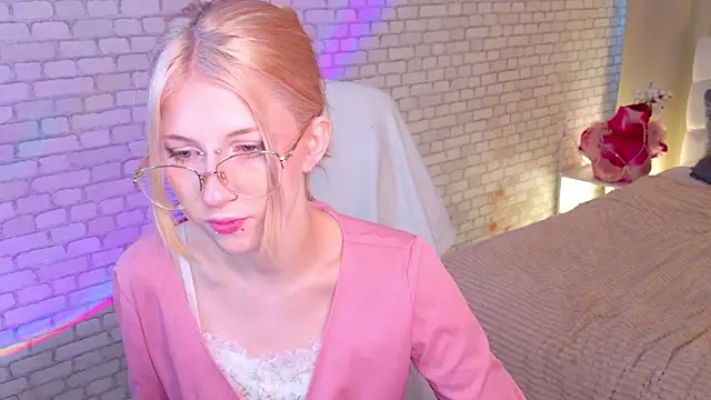 Snapshot of alicedews chatting on February 22, 1:31 pm alicedews online show from February 22, 1:31 pm