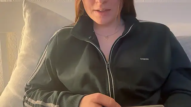 Snapshot of Lucyschickt chatting on March 2, 5:20 pm Lucyschickt online show from March 2, 5:20 pm