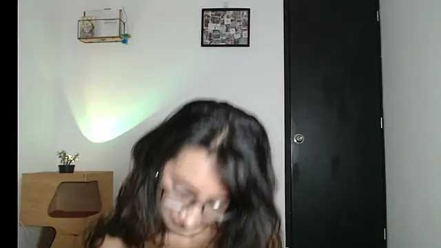 Snapshot of elizabethruss1 chatting on May 16, 10:36 am elizabethruss1 online show from May 16, 10:36 am