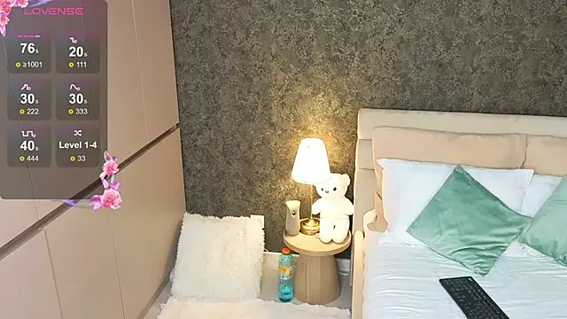 AuraM00n online show from April 9, 7:19 pm