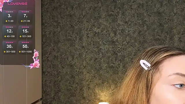 AuraM00n online show from April 19, 10:01 pm