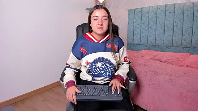 Snapshot of Tara_Parker chatting on February 20, 12:05 pm Tara Parker online show from February 20, 12:05 pm