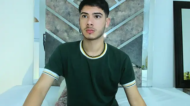 Snapshot of Apolo_Gray chatting on February 4, 4:29 am Apolo Gray online show from February 4, 4:29 am