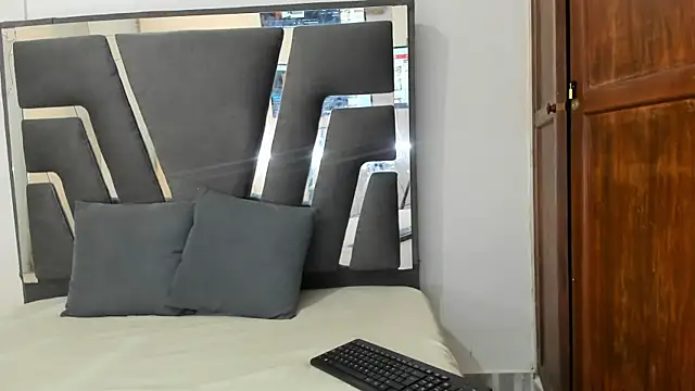 SamanthaHill  online show from February 7, 7:50 pm