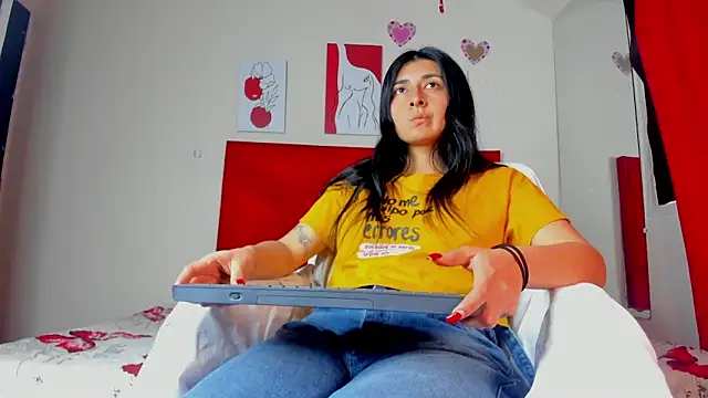 EmmaWilliamss4 online show from March 12, 3:29 pm