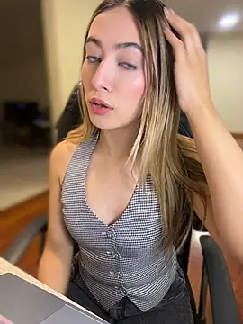 kloe  t18 online show from July 24, 4:27 pm