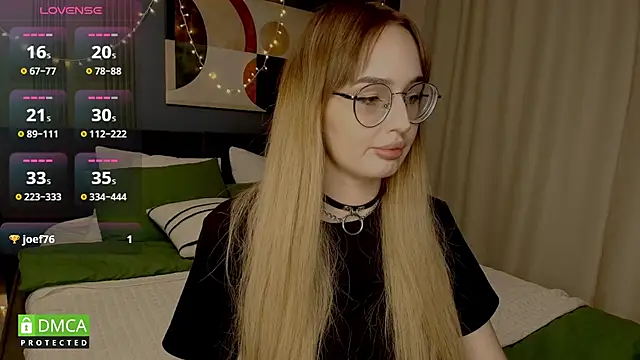 Snapshot of AdeLuna chatting on February 5, 9:30 pm AdeLuna online show from February 5, 9:30 pm