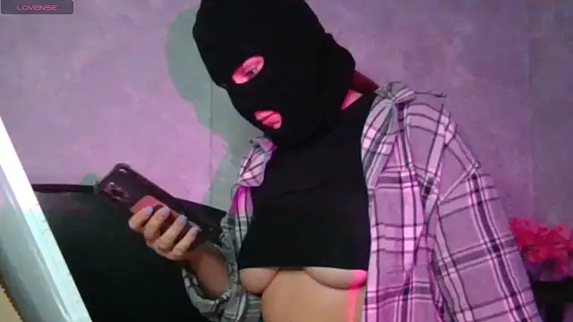 Snapshot of YenMoore chatting on February 5, 8:19 am YenMoore online show from February 5, 8:19 am