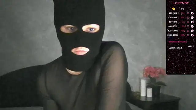 Snapshot of YenMoore chatting on March 28, 9:20 am YenMoore online show from March 28, 9:20 am