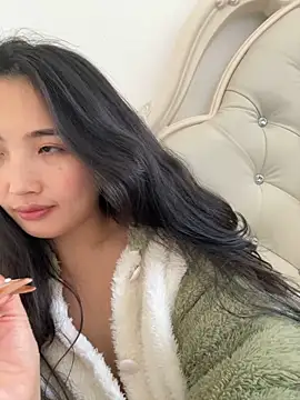 Snapshot of mimi-love13 chatting on February 4, 5:35 am mimi-love13 online show from February 4, 5:35 am