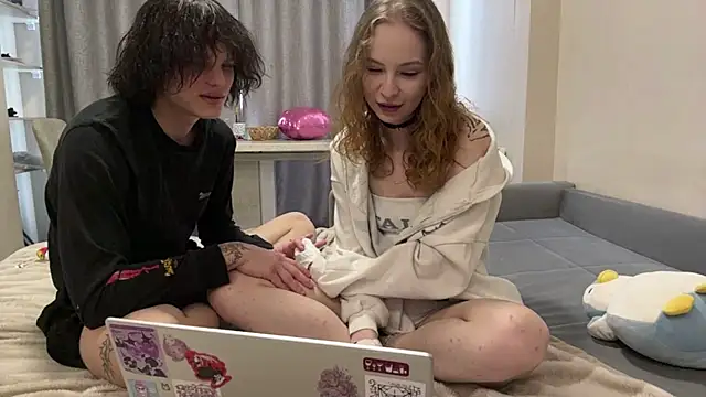 Snapshot of ZettaSewester chatting on February 5, 12:21 pm ZettaSewester online show from February 5, 12:21 pm