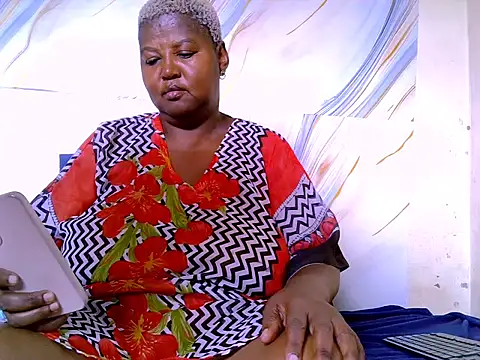 Snapshot of treasure_hunny chatting on February 13, 12:12 pm treasure hunny online show from February 13, 12:12 pm