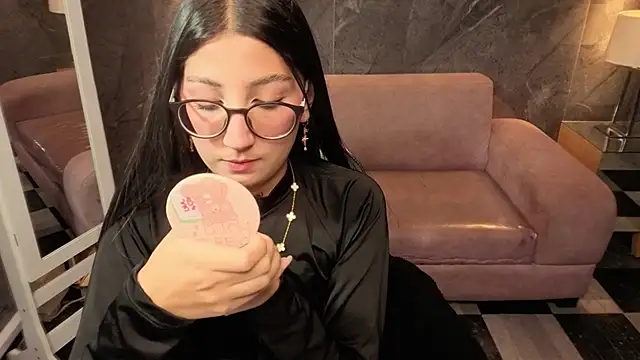 Snapshot of Sophie_jones_b chatting on February 18, 12:34 pm Sophie jones b online show from February 18, 12:34 pm